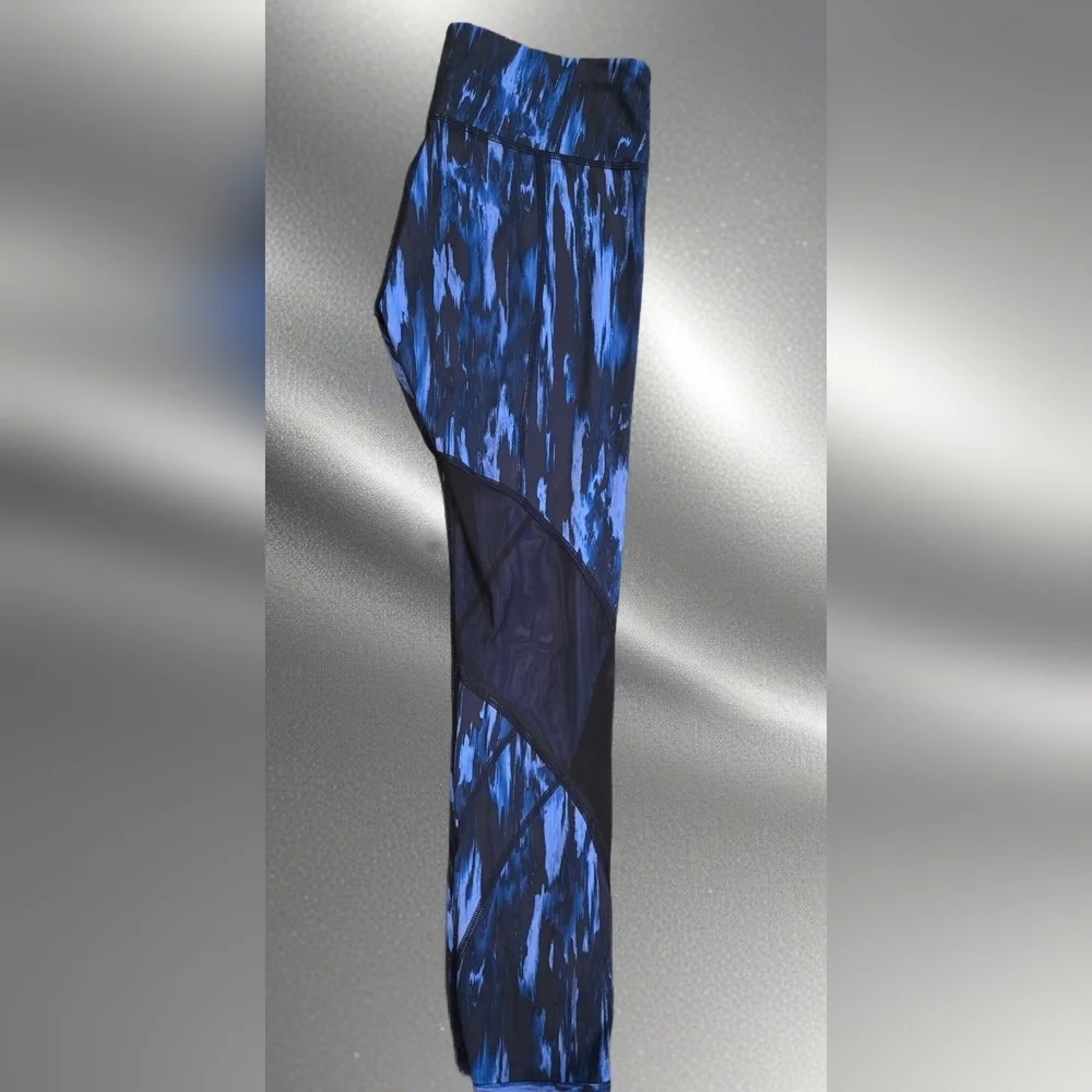 Lululemon Blue and Black Leggings with Dynamic Pattern Size 6